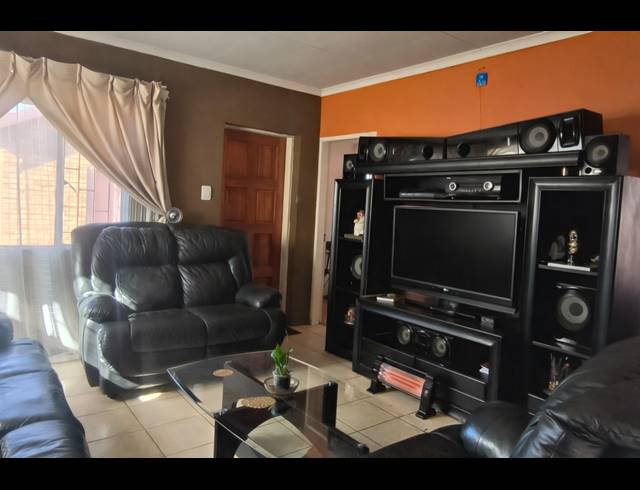 3 BEDROOM TOWNHOUSE FOR SALE IN PROTEA GLEN